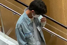 行走的火锅代言人！王俊凯百花奖下班打卡火锅店图片