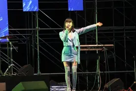 唱了一半，黄龄掉到了台下，演唱会舞台真的这么危险吗？图片