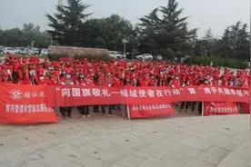 向国旗敬礼——绿城使者开展共建幸福河志愿服务活动图片