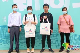 龙凤胎兄妹考上同大学同专业 父母挑着扁担送其上学图片