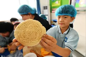 河北广平：小学生做月饼迎中秋 感受传统文化魅力图片