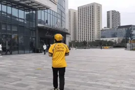 一路狂奔的外卖小哥，街头被人拍下，背后故事让人泪目图片