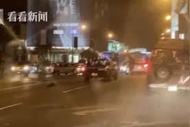 美国洛杉矶县百人举行游行 警察被拍到用防爆盾猛砸抗议者图片