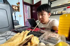 河南无臂小伙直播卖花生：10天完成首单，挣5角钱图片