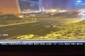 67岁保安凌晨奋力与电三轮拔河图片