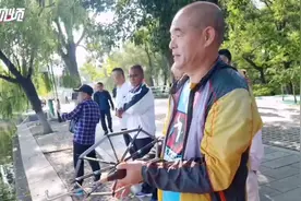 能上天能戏水 创意风筝引游人驻足图片