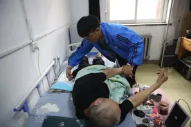 大一新生带高位截瘫父亲上学：爸爸在哪里，哪里就是家图片