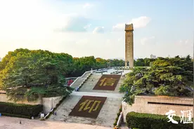 南京雨花台万盆鲜花组“信仰”缅怀先烈图片
