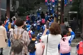 小学放国歌画面瞬间静止：众人注目行礼视频封面
