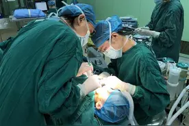 4岁女童20颗乳牙烂了16颗，不得不全麻补牙图片