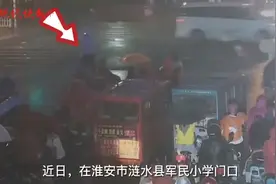 暖心！淮安小学生雨中飞奔给交警送伞图片