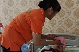 27年悉心照顾，她每天带着瘫痪婆婆上班图片