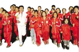 带着穷孩子跑出人生 体育教师25年让48孩子“跑”进大学图片