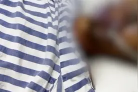 男子嘴馋偷摘路边发财树果子吃 结果悲剧了……视频封面