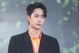 太爱香菜了，王一博调侃想研发香菜味棒棒糖图片