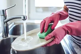 日本男子吃完饭就吐，偷偷装摄像头，发现老婆菜里放洁厕灵图片