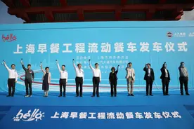 今天早上，40辆流动早餐车从“中国馆”集体首发奔向上海街头……图片