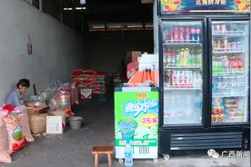 南宁一男子买饮料后要找零，竟把手伸进老板包里，抢钱图片