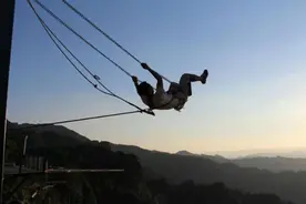 爆火奥陶纪：秋千越荡越高，项目越玩越悬，直到她从滑索坠落图片