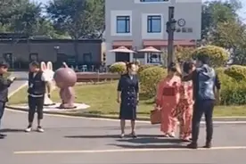 警方：穿啥在那拍照都不行图片