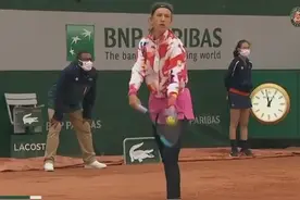 9月巴黎阴雨天引出一片抱怨，阿扎伦卡穿羽绒服打完法网首轮图片