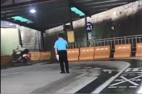 台军女兵两次补考驾照挂科：错踩油门 连人带车撞墙图片