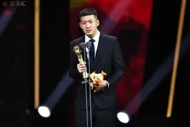 争议裁判张雷将吹罚女足比赛，“将功补过”图片