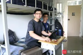 高个子新生发现床不够长，刚吐完槽，学校送来了特制加长版图片