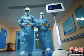 上海交大举办展览集中展示师生科研战疫成果和抗疫故事图片