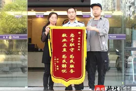 28岁大小伙子没户口，民警解决“大难题”，这下能买火车票办银行卡，谈对象也有自信了图片