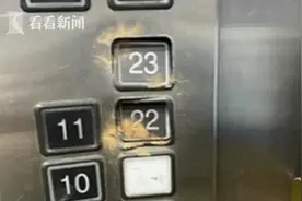 男子拿砖头砸电梯按键 邻居敢怒不敢言：怕被报复图片