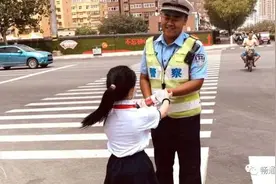 超有爱！小学生为执勤交警送水，获敬礼致谢图片