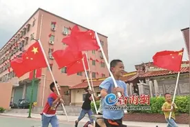 厦门海沧：红旗招展 优良家风润锦里图片