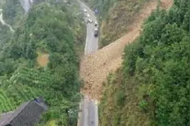 湖南古丈县G352国道发生山体滑坡，预计一周后恢复交通视频封面