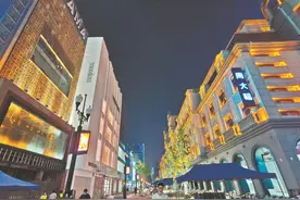 江汉路步行街提档升级试开街，江汉城管推行精致环卫保环境，下足绣花功夫，擦亮百年江汉路图片