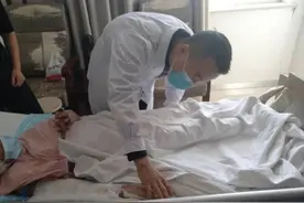 痛心！11岁女孩坐电动车，右耳没了…医生：最近每周都有5、6例图片