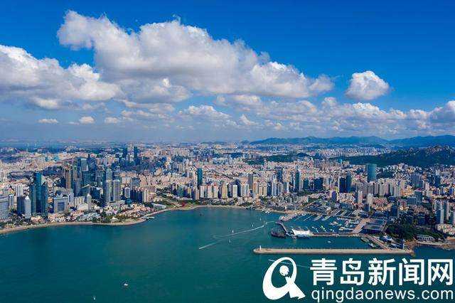 有哪些关于蓝蓝的天空像什么的句子（你看那湛蓝通透的天空 一团团白云棉花糖般润化着心田）