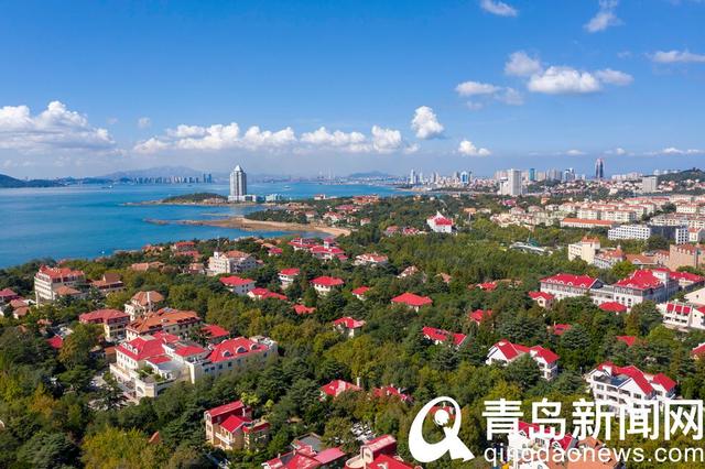 你看那湛蓝通透的天空 一团团白云棉花糖般润化着心田