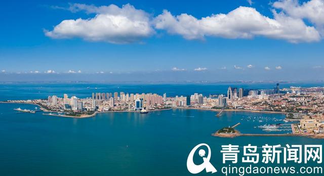 你看那湛蓝通透的天空 一团团白云棉花糖般润化着心田