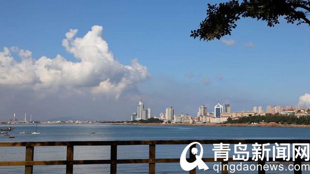 你看那湛蓝通透的天空 一团团白云棉花糖般润化着心田