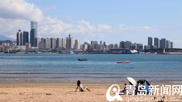 你看那湛蓝通透的天空 一团团白云棉花糖般润化着心田