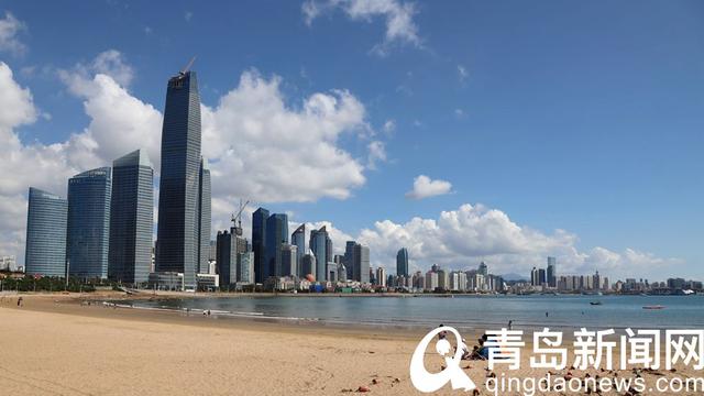 你看那湛蓝通透的天空 一团团白云棉花糖般润化着心田