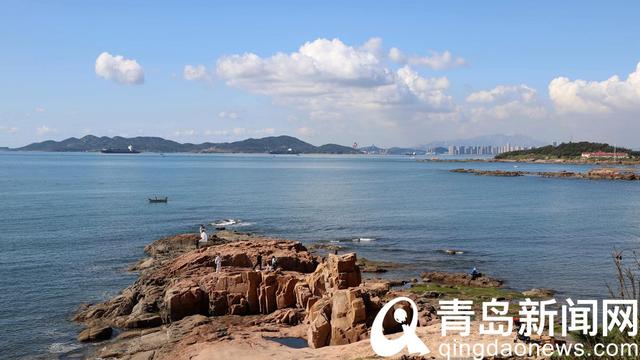 你看那湛蓝通透的天空 一团团白云棉花糖般润化着心田