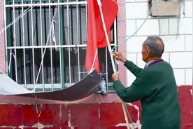 54年如一日，95岁老人家中升国旗……图片