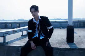 王一博佩戴珍珠项链，帅气十足图片