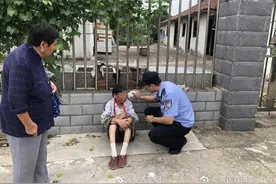 耄耋老人摔倒，民警细心照料图片