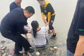 14岁女孩跳江，辅警一句“叔叔给你买秋天的第一杯奶茶”救下图片