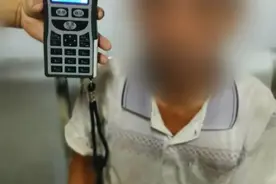 晚上七点，龙沙一摩托车司机看见交巡警就想跑，他在躲什么？图片