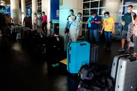 严防疫情传播风险 马来西亚吉隆坡国际机场加强疫情检测图片