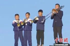 甘肃民勤县小学校长组建沙漠西洋管乐队 冀农村孩子有一技之长图片